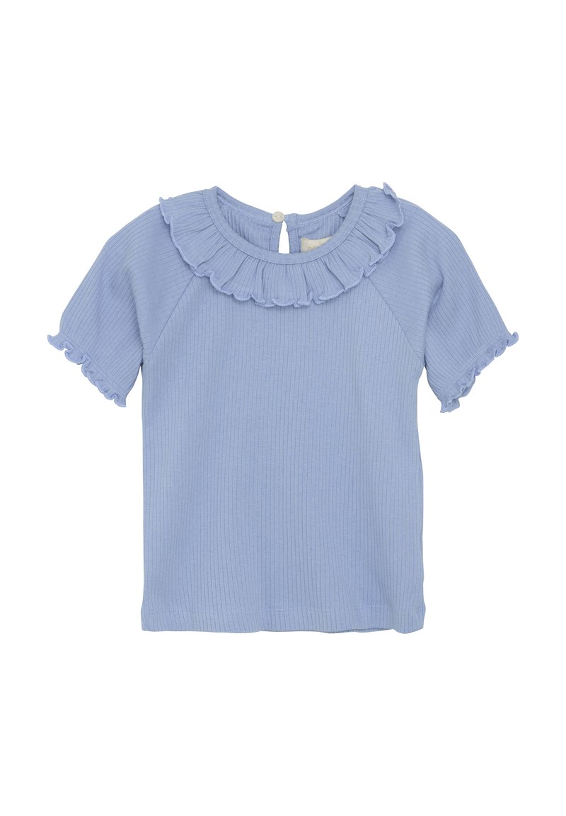 Jasnoniebieska, żeberkowana bluzka z krótkim rękawem, z falbanistym dekoltem i krótkimi, falbanistymi rękawami. Zapięcie na guziki z tyłu. Miękka tekstura.