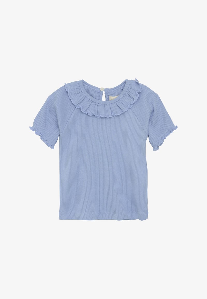 Jasnoniebieska, żeberkowana bluzka z krótkim rękawem, z falbanistym dekoltem i krótkimi, falbanistymi rękawami. Zapięcie na guziki z tyłu. Miękka tekstura.
