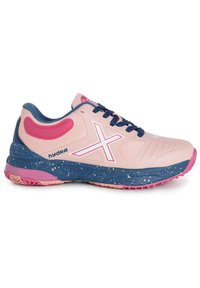 Scarpa sportiva rosa chiaro con accenti blu scuro, caratterizzata da una tomaia texturizzata, una suola maculata e un logo bianco ben visibile sul lato.