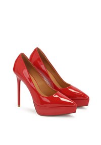 Rote lackleder hohe Pumps mit spitzer Zehe, Plateausohle und Stiletto-Absatz. Glatte Textur mit glänzender Oberfläche.