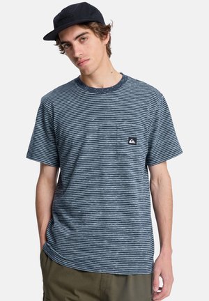 Marineblau gestreiftes T-Shirt aus Baumwolle mit Rundhalsausschnitt, kurzen Ärmeln, einer Brusttasche auf der linken Seite und einem kleinen Markenlogo.