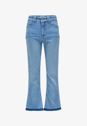 Jeans acampanados de color azul claro, hechos de denim, con cintura alta, bolsillos frontales y detalles de dobladillo deshilachado.