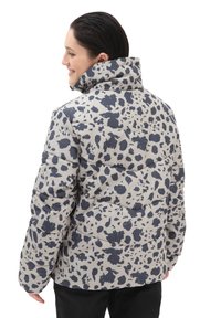 Vans FOUNDRY PRINT PUFF MTE - Giacca da mezza stagione - black