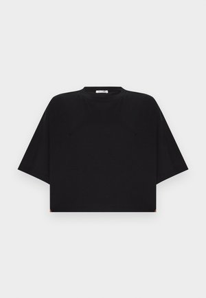 T-shirt noir court avec larges manches courtes et encolure ronde, posé à plat sur un fond gris clair.