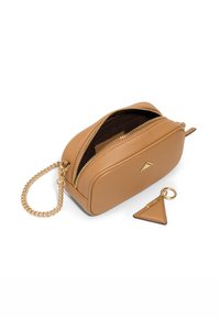 Borsa in pelle marrone chiaro con forma rettangolare arrotondata, hardware dorato, tracolla a catena e tasca interna; include un portachiavi a forma di triangolo.