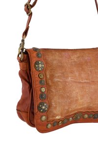 Leren schoudertas in oranje, met een gestructureerd oppervlak en decoratieve metalen studs langs de rand. Verstelbare schouderband inbegrepen.