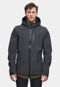 Męska ciemnoszara kurtka wykonana z materiału softshell, z kapturem, kieszenią na zamek na piersi i regulowanymi mankietami. Zamek błyskawiczny z przodu.