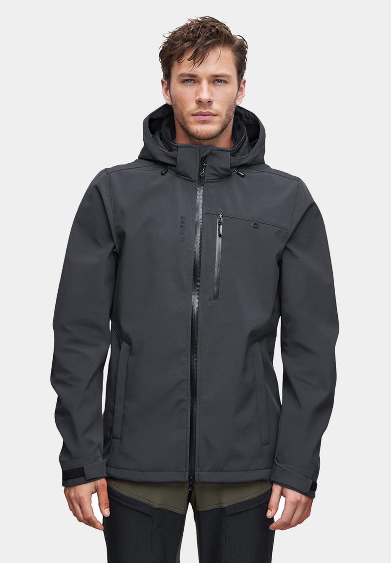 Męska ciemnoszara kurtka wykonana z materiału softshell, z kapturem, kieszenią na zamek na piersi i regulowanymi mankietami. Zamek błyskawiczny z przodu.