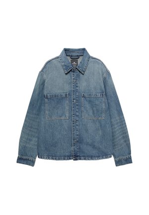 Lichtblauwe denimjas met een knoopsluiting aan de voorkant, twee grote voorzakken en een klassieke kraag met een comfortabele pasvorm.