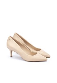 Zapatos de tacón alto de piel beige con punta afilada y un pequeño tacón de aguja. Textura suave, que presenta un logo sutil en el tacón.
