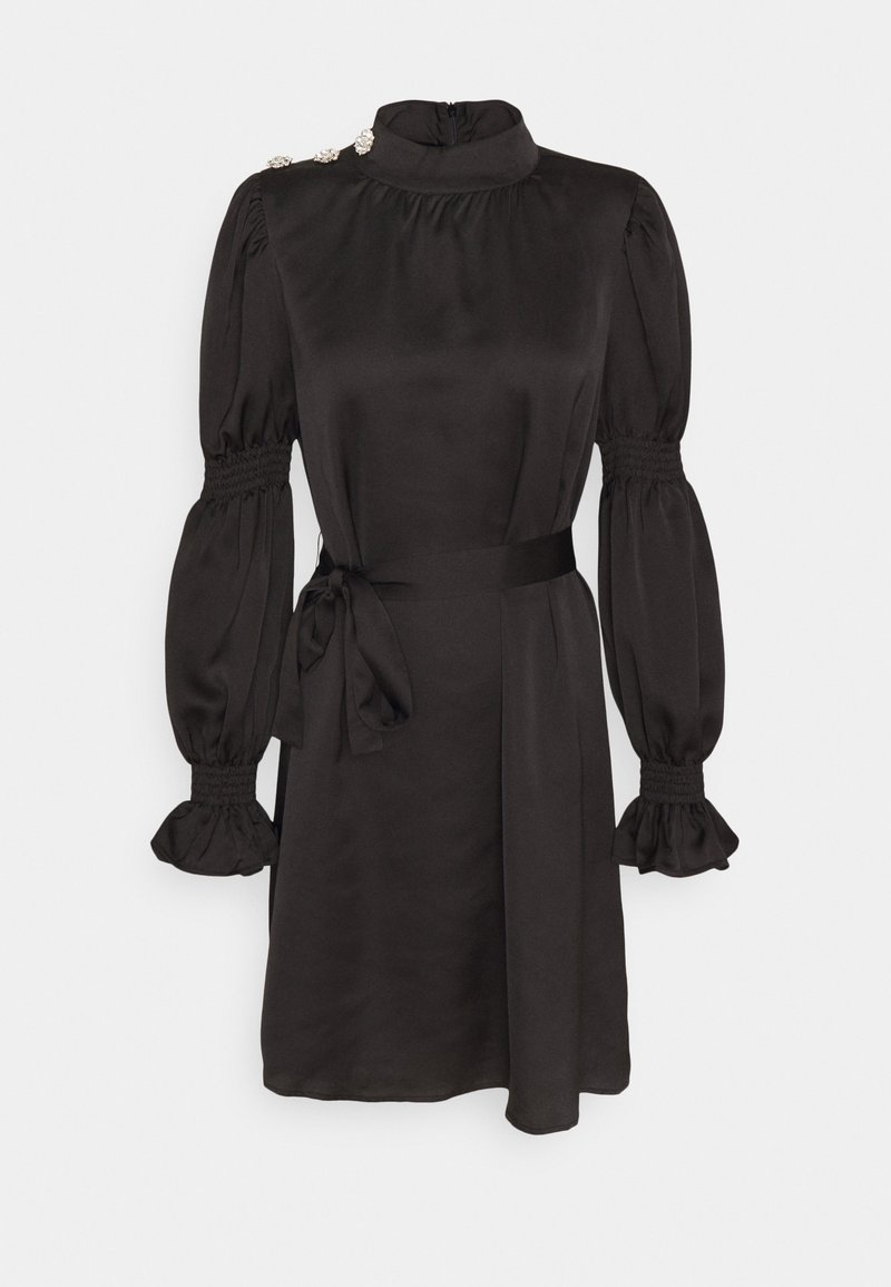 Robe en satin noire avec col montant, manches longues bouffantes avec poignets smockés, boutons aux épaules et ceinture à nouer à la taille.