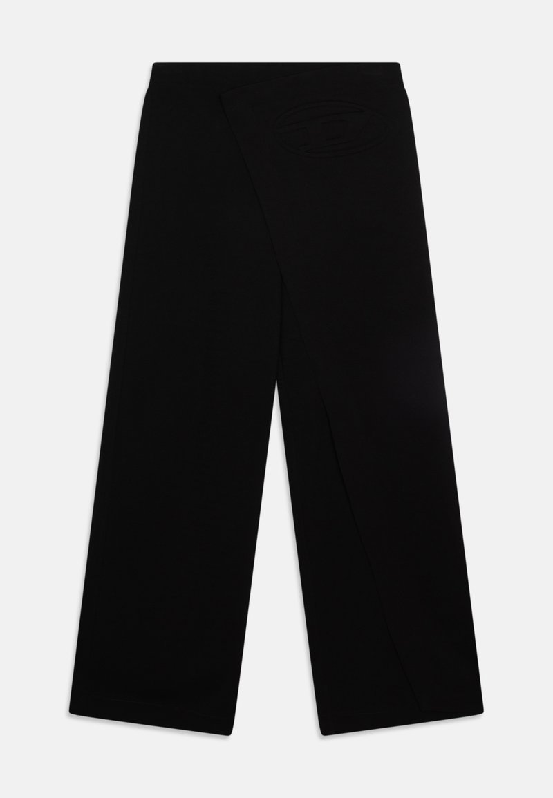 Svart bukser med vid benvidde og en myk tekstur, som har et distinkt overlappende design foran og en subtil preget logo-detalj ved livfellingen.