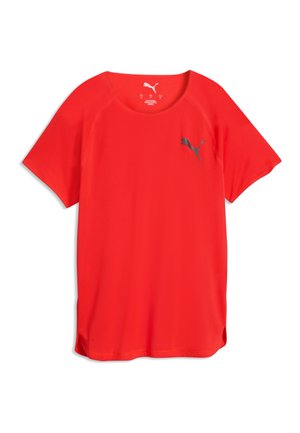 T-shirt de sport Puma rouge à manches courtes avec col rond et logo Puma noir sur la poitrine gauche, en tissu texturé.