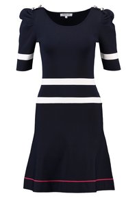 Robe courte à manches courtes bleu marine avec épaules bouffantes, rayures horizontales blanches à la taille et aux manches, et petite rayure rose près de l'ourlet.