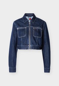 Σκούρο μπλε κοντό denim μπουφάν με φερμουάρ μπροστά, δύο τσέπες στο στήθος με καπάκι, λευκό ράψιμο και μύτη γιακά.