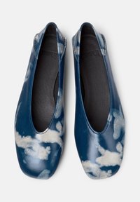 Bailarinas azules con un patrón de nubes en la parte superior, con punta redonda y textura de cuero suave. Diseño simple y elegante.