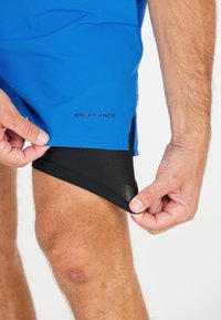 Endurance 2-IN-1 - Kurze Sporthose - neonblauw