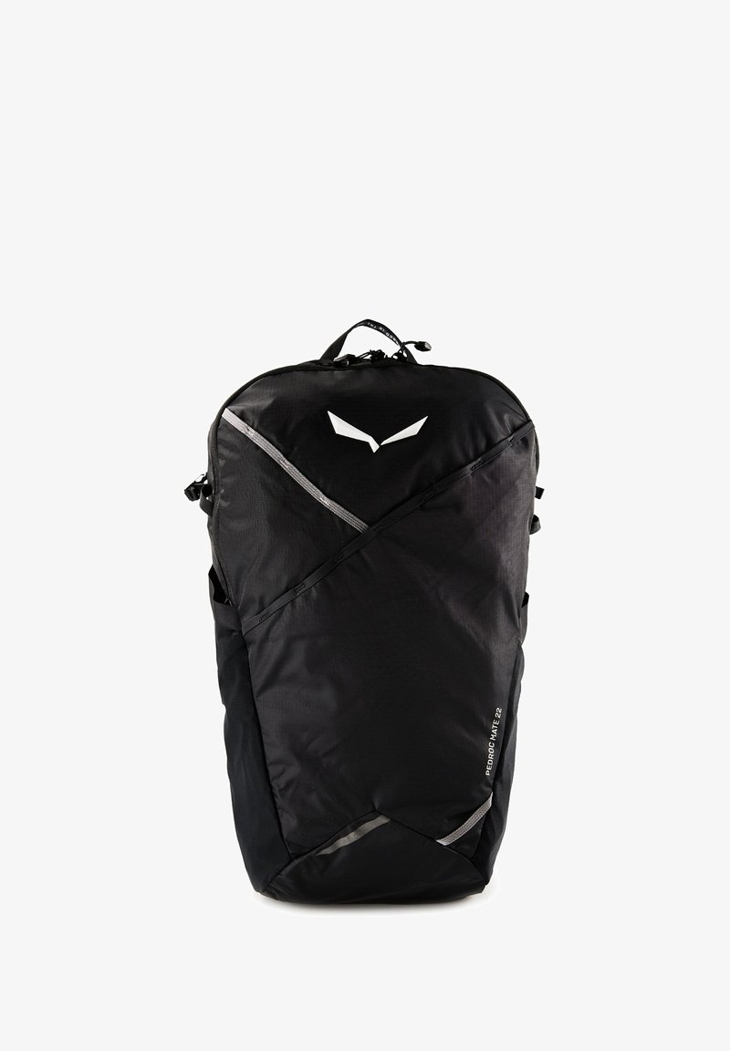 Sac à dos noir profilé avec des bandes réfléchissantes diagonales, une poignée supérieure, et le texte "PEDROC MATE 22" sur le côté inférieur droit.