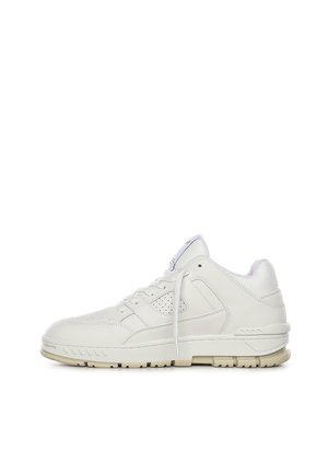 Witte lage sneaker met geperforeerde zijpanelen, vetersluiting, gevoerde kraag en een beige gestructureerde zool op een witte achtergrond.