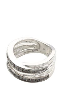 Srebrni prsten s složenim trakama, teksturiranom površinom i akcentnim kamenčićima u crnoj boji. Glatka završna obrada s modernim, zakrivljenim dizajnom.