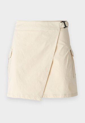 Bežna ovijalna krila izdelana iz lahkega materiala, z bočnim sponko, dvema cargo žepoma in čistim robom.