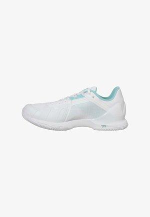 Zapatilla deportiva blanca con parte superior de malla, acentos en turquesa, suelas texturizadas y un diseño aerodinámico para un mejor rendimiento y durabilidad.