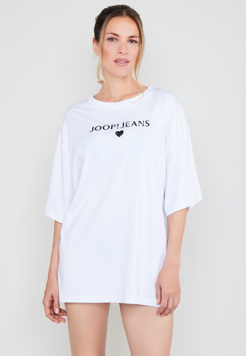 Weiße, übergroße T-Shirt aus Baumwolle mit dem "JOOP!JEANS" Logo und einem Herzdesign in Schwarz auf der Vorderseite; kurze Ärmel und lässige Passform.