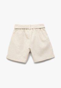Beige korkeavyötäröiset shortsit, joissa on valkoisia pystysuoria raitoja ja samaa kangasta oleva vyö, asetettuna tasaisesti valkoiselle taustalle.