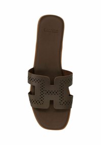 Bruine leren schuifsandalen met twee brede banden met geperforeerde details. Vierkante neusontwerp en een gladde bruine voetbed.