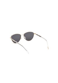 Ochelari de soare tip cat-eye cu lentile negre, ramă din metal auriu, brațe transparente și tampoane nazale. Design subțire cu o siluetă distinctivă.