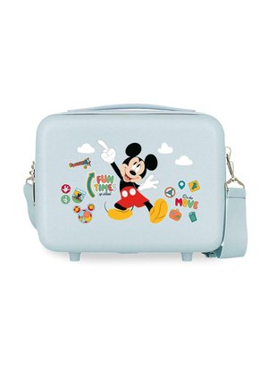 Maleta infantil azul claro con gráfico de Mickey Mouse, íconos de viaje y texto "Momentos divertidos por delante" y "En movimiento", con una correa para el hombro adjunta.