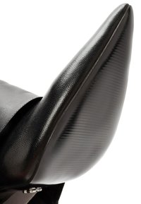 Scarpa con tacco alto e punta affusolata, materiale nero testurizzato, finitura lucida e tacco curvo e largo con dettagli a righe verticali.