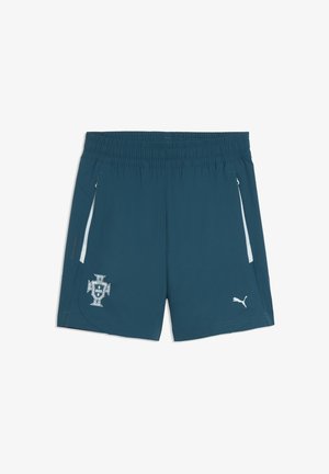 Shorts de sport bleu sarcelle foncé avec taille élastique, poches latérales, logo de l'équipe du Portugal sur la jambe gauche et logo Puma blanc sur la jambe droite.