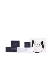 Collezione di scatole in due colori: blu scuro e bianco, con logo in rilievo "MYC PARIS". Include una borsa bianca con manici neri.