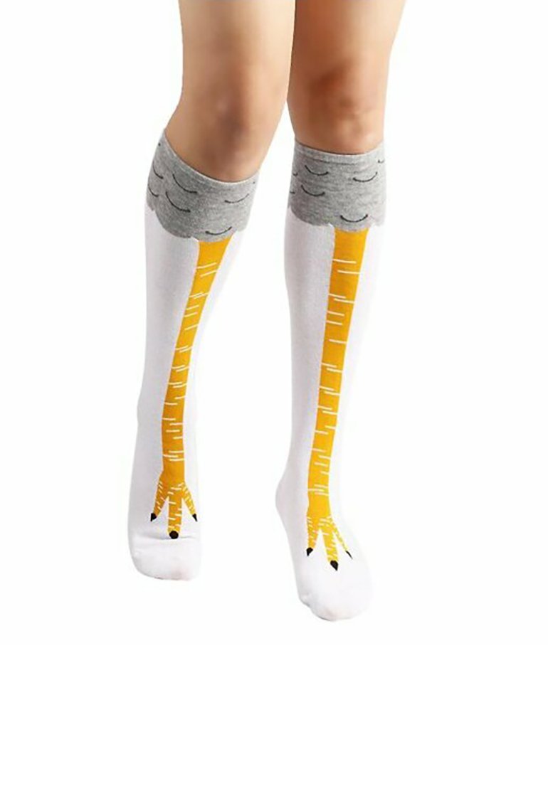 Calzini bianchi al ginocchio con una parte superiore grigia, caratterizzati da un design giallo delle gambe che ricorda zampe di uccello, con dettagli neri sulle punte.