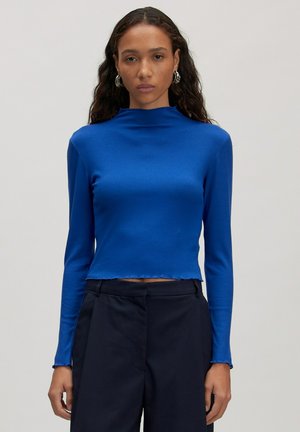 Gekürztes, langärmliges Oberteil aus leuchtend blauem Rippstoff mit einem Stehkragen-Design. Verfügt über rohe Kanten am Saum und an den Manschetten.