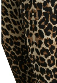 Látka s leopardím vzorem v různých odstínech hnědé, černé a béžové. Má jemnou strukturu a výrazný vzor skvrn a nepravidelných tvarů.