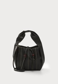 Borsa a mano in pelle nera con una parte superiore arrotondata, chiusura con coulisse e cuciture a contrasto. Presenta manici corti e morbidi, insieme a perline decorative.