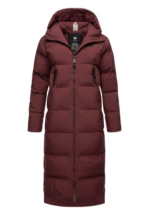 Bordeauxkleurige donsjas met een capuchon, voorzien van een volledige voorkantrits, zijzakken en een gequilt textuur. Verlengde lengte voor extra warmte.