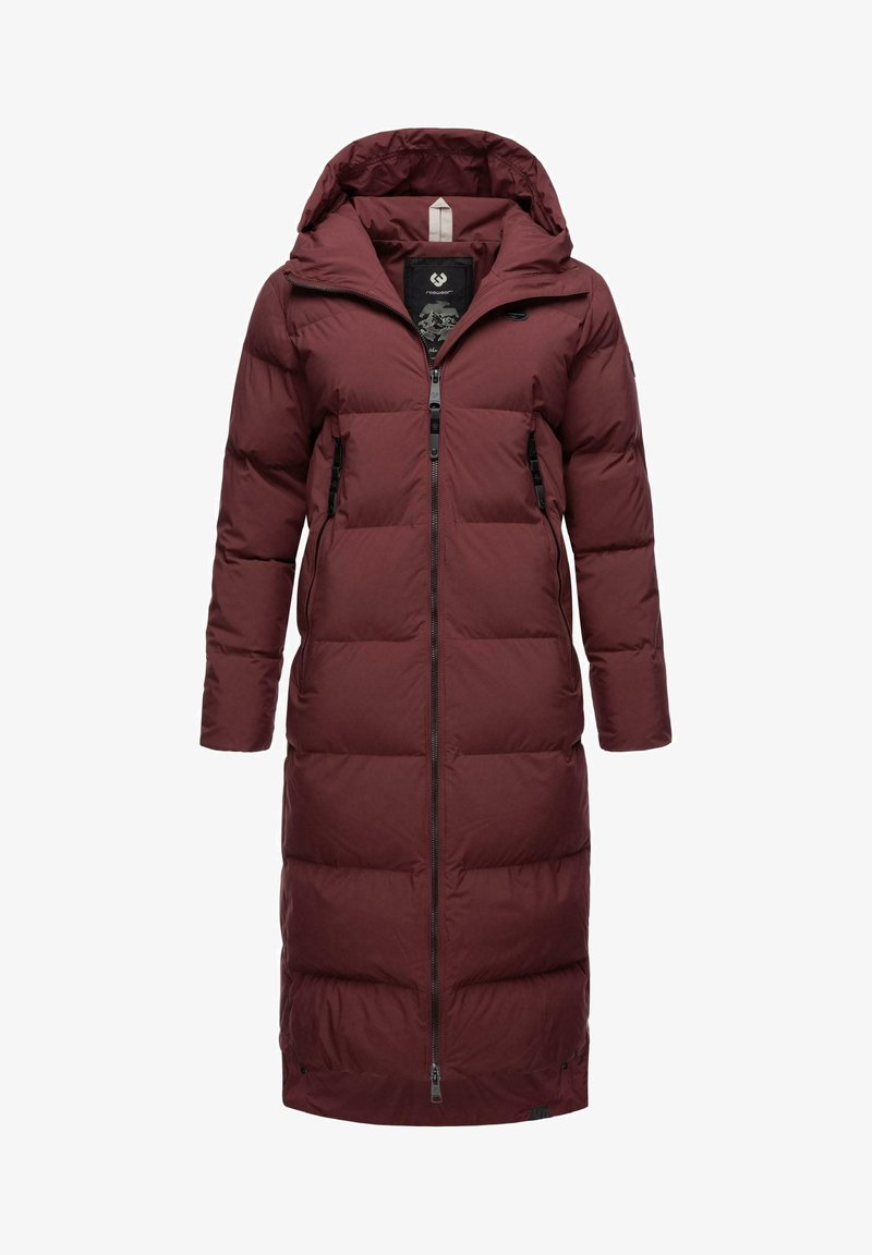 Abrigo de plumón marrón con capucha, que presenta un cierre frontal completo, bolsillos laterales y textura acolchada. Largo extendido para mayor calidez.