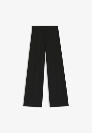 Pantalones negros de pierna ancha con una tela lisa, pliegues en la parte delantera y una cintura alta. No se ven bolsillos en el diseño.