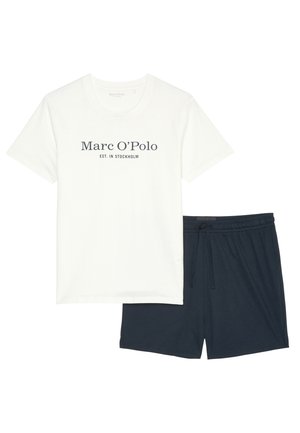 Vit bomullströja med marinblå text, kombinerad med marinblå shorts med elastiskt midjeband och dragsko. Enkel, avslappnad loungeklädsel.