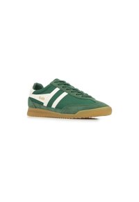 Sneaker verde in suede e tessuto con strisce bianche e logo Gola, dotata di suola in gomma con un motivo testurizzato per una migliore aderenza.