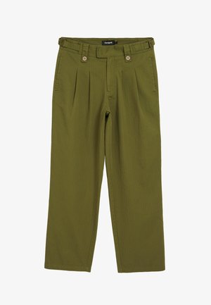 Oliivrohelised voltidega püksid otse lõikega. Omavad kahte esist nuppu, vöökoharihma silmuseid ja sileda tekstuuriga kangast.