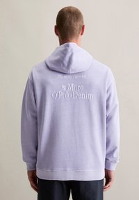 Felpa lavanda con vestibilità comoda e un grande cappuccio. Presenta un ricamo sul retro con la scritta "Per favore, goditi l'estate" e "di Marc O'Polo Denim".