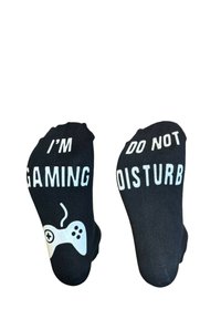 Calze nere con testo bianco: "STO GIOCHANDO" su una calza e "NON DISTURBARE" sull'altra. Presentano una grafica bianca di un controller di gioco.