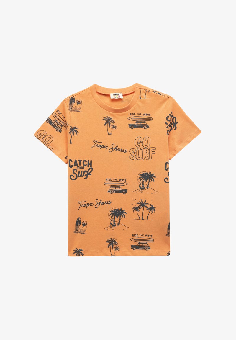 Camiseta de algodón naranja con estampados gráficos negros de palmeras, tablas de surf y coches. Cuello redondo y mangas cortas.