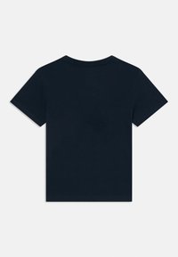 T-shirt en coton bleu marine à manches courtes, avec un col ras du cou et un dos uni. Texture douce sans motifs ni ornements visibles.