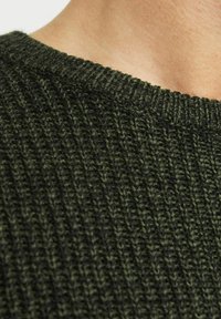 Dunkelgrüner gestrickter Pulloverstoff mit einem strukturierten Rippenmuster, runder Ausschnitt und sichtbaren Nähdetails entlang der Ränder.
