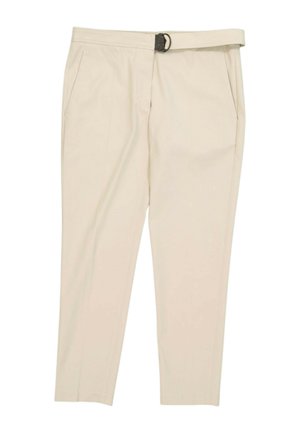Pantalon beige sur mesure avec ceinture intégrée avec boucle noire, poches latérales et coupe droite.